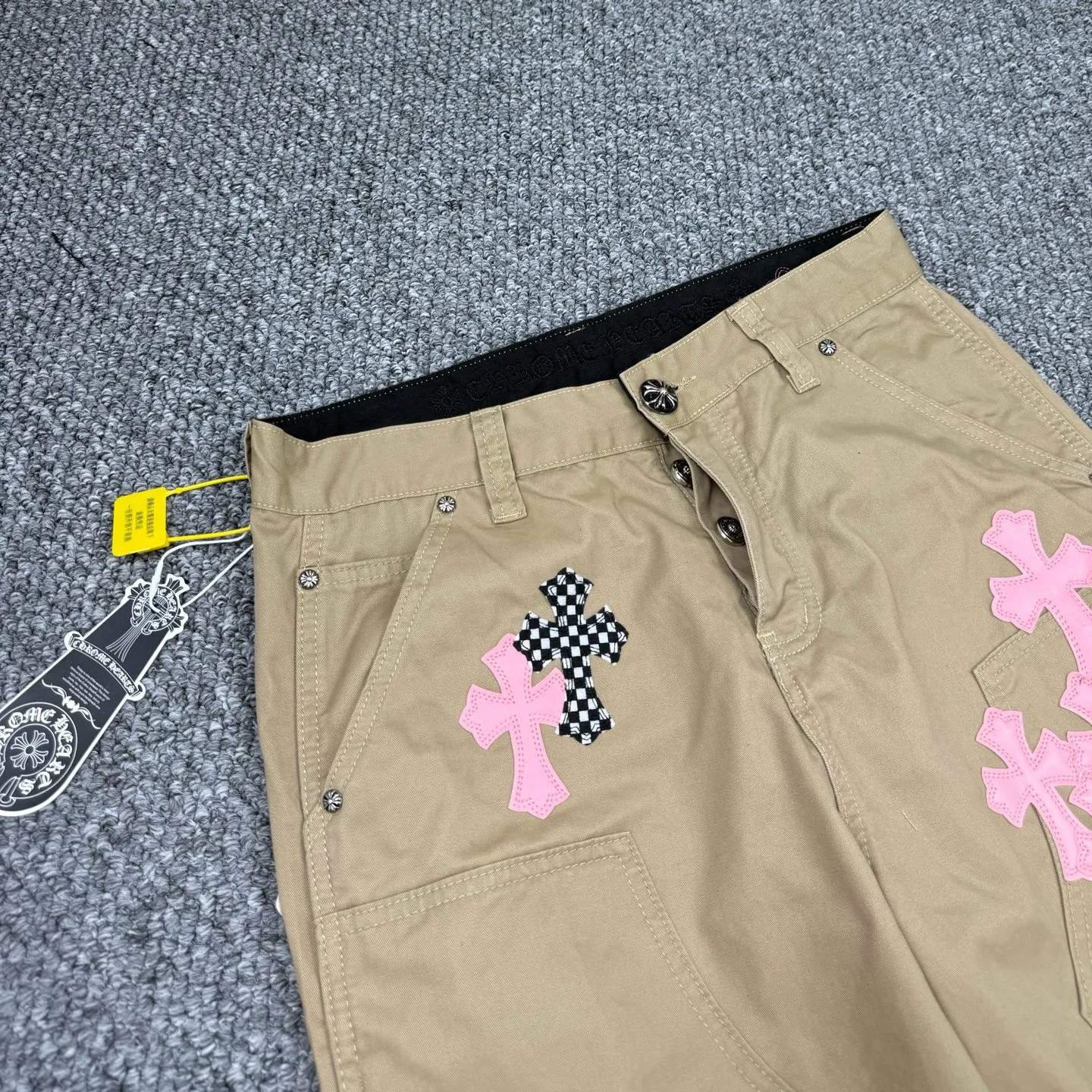 P260 Style number: H837 ChromeHearts & ChromeHearts 2025 new khaki logging pink checkerboard cross-leaf leather couple's loose jeans Top ceiling quality Styles with different wash textures are very friendly to people with thin legs and thick legs. The straight and loose version is very flattering to the leg shape. Moderate length that never goes out of style, easy to match with casually, basic styling for various styles, a must-have in the wardrobe! The fabric is stiff but also makes the upper body soft without losing texture. The washing process is even more perfect. It is a must-have item for everyone! ! ! Washed wheat, hang tag, pants label, three labels complete Color: Khaki Size: 28-30-32-34